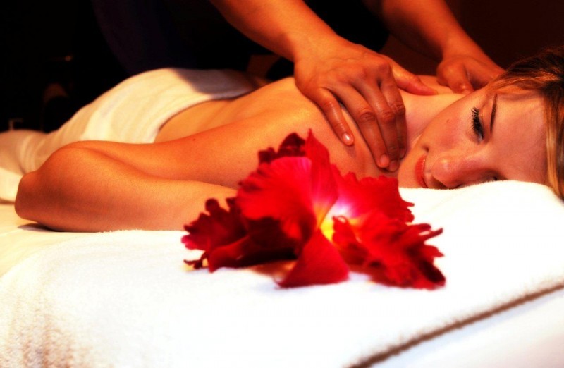 Массаж с теплым кокосовым маслом