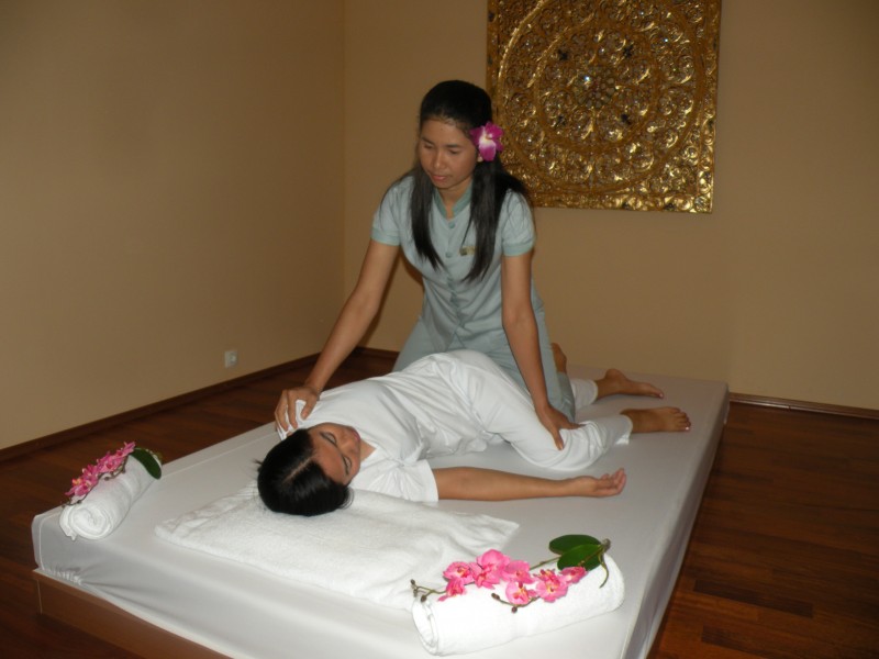 COMBINATION OF TRADITIONAL THAI MASSAGE AND MASSAGE WITH AROMATIC OILS