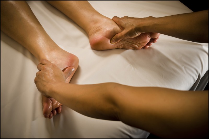 ANTI-STRESS MASSAGE OF THE FEET AND HANDS